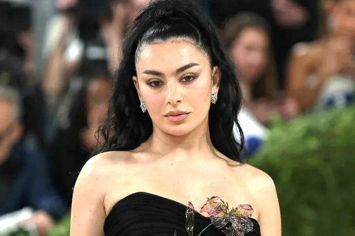Charli XCX portréja a brit történelem legnagyobb alakjait bemutató múzeumba került