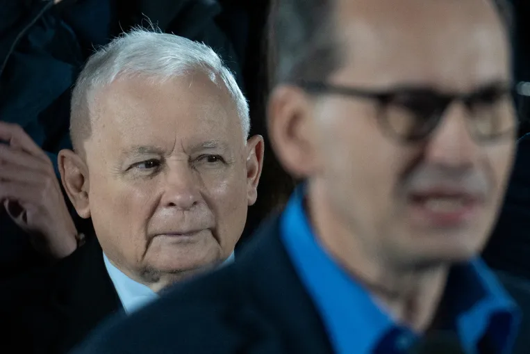 Megpróbált úgy sakkozni a pártján belül, mint korábban Orbán, aztán az arcába robbant az egész