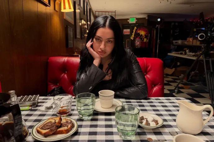 Charli XCX már nem orrba-szájba partizik, hanem a mulandóságon szorong