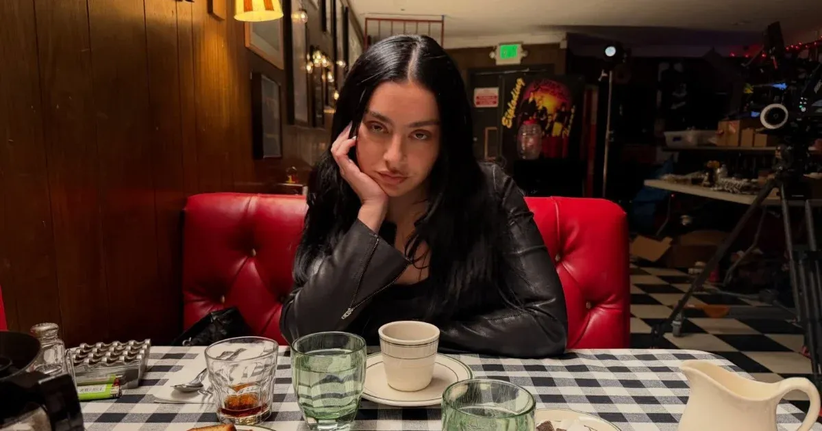 Charli XCX már nem orrba-szájba partizik, hanem a múlandóságon szorong