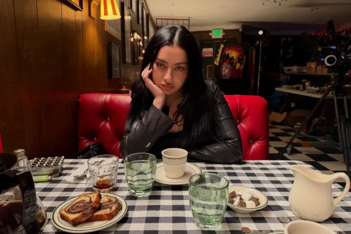 Charli XCX már nem orrba-szájba partizik, hanem a múlandóságon szorong