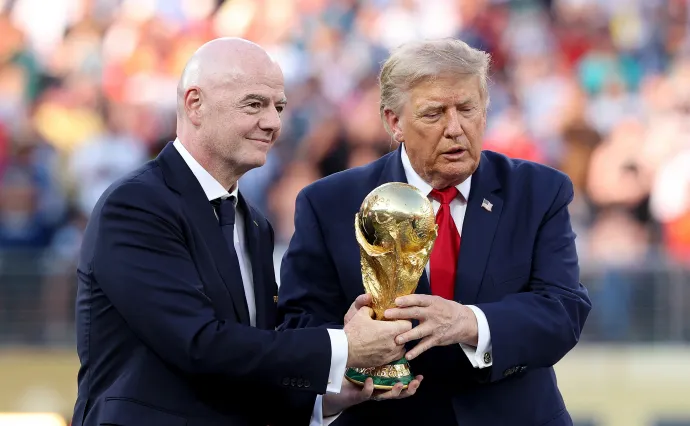 Gianni Infantino FIFA-elnök és Donald Trump amerikai elnök a világbajnoki trófeával 2026. július 19-én New Jersey-ben – Fotó: Carl Recine / 2026 Getty Images / AFP