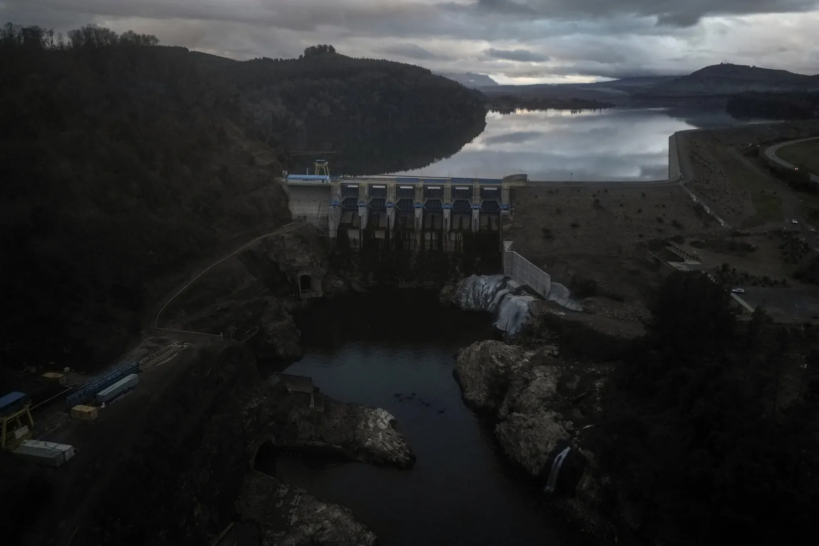 A mapucsék ősi területén található Angostura vízerőműről készült drónfelvétel Santa Barbarában, Chilében, 2025 júniusában – Fotó: Juan Gonzalez / Reuters