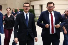 Megtörtént a nagy lengyel pártszakadás, a volt kormányfő Morawiecki új frakciót alapít