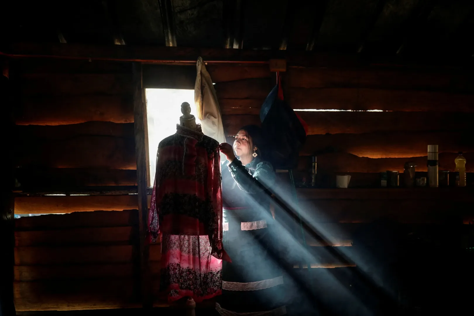 Camila Suarez, egy mapucse nő, hagyományos ruhákat készít otthonában, Alto Biobíóban, Chilében, 2025 júniusában – Fotó: Juan Gonzalez / Reuters