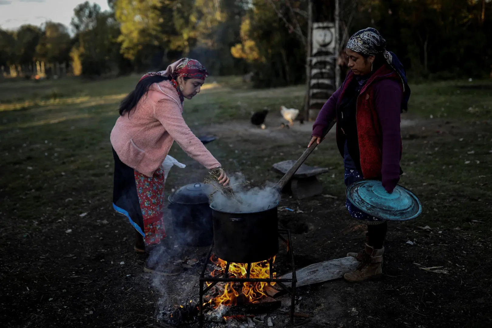 A mapucse machik, azaz a spirituális vezetők és gyógyítók gyógynövényeket készítenek elő a betegeknek Rio Buenóban, 2023 márciusában – Fotó: Juan Gonzalez / Reuters