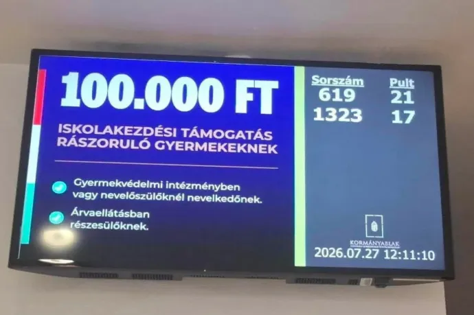 Rápörögtek a Redditen az új kormányzati kék plakátokra, Magyar Péter éjjel egykor szállt be a vitába