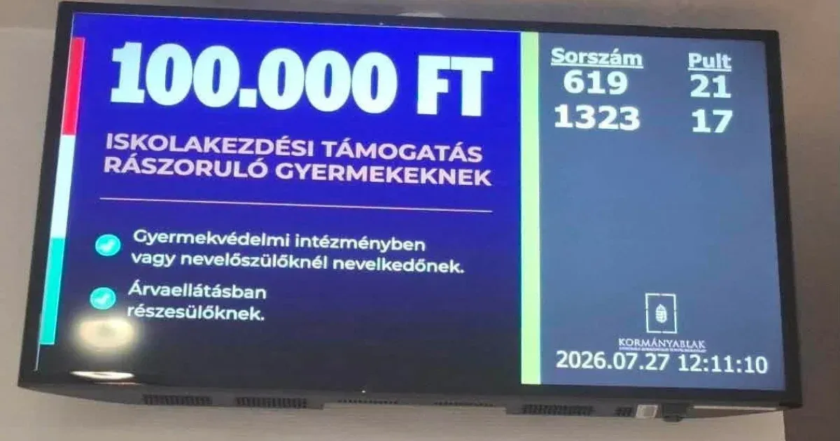 Rápörögtek a Redditen az új kormányzati kék plakátokra, Magyar Péter éjjel egykor szállt be a vitába