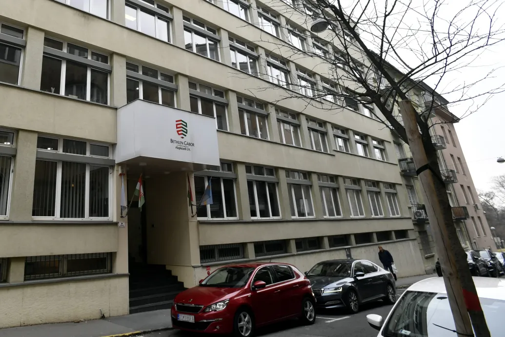 Negyedmilliárdot szórt ki a tengerentúlra az Orbán-kormány 10 hónap alatt, uruguayi sírbolt-felújításra is jutott belőle