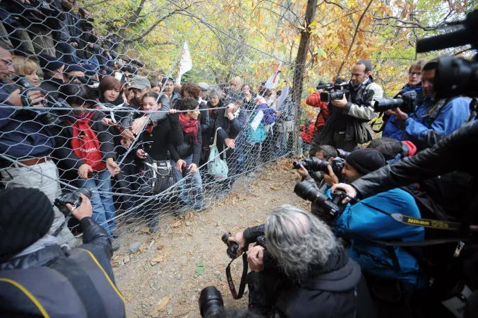 Tüntetők áttörik a rendőrségi kordont 2011. október 23-án, hogy eljussanak a leendő alagút építési területére Chiomontéban – Fotó: Olivier Morin / AFP