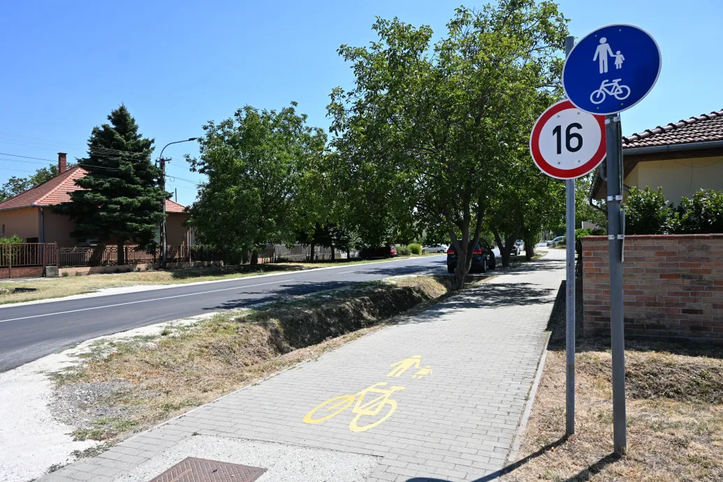 Még a rácalmásiak sem tudják, hogy jött ki a 8 és a 16 km/órás sebességkorlátozás a bringaúton