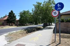 Még a rácalmásiak sem tudják, hogy jött ki a 8 és a 16 km/órás sebességkorlátozás a bringaúton