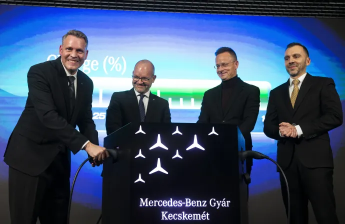 Jens Bühler, a Mercedes-Benz kecskeméti gyárának igazgatója, Jörg Burzer, a Mercedes-Benz Group AG termelésért és ellátási láncért felelős igazgatósági tagja, Szijjártó Péter külgazdasági és külügyminiszter és Joó István kormánybiztos, a HIPA Nemzeti Befektetési ügynökség vezérigazgatója a Mercedes-Benz beruházásának bejelentésén, Kecskeméten, 2025. november 12-én – Fotó: Bús Csaba / MTI
