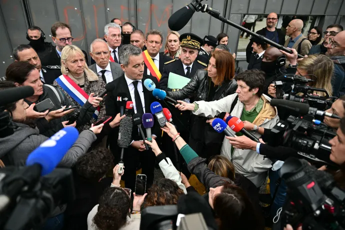 Gerald Darmanin igazságügyi miniszter tart sajtótájékoztatót a Toulon-La Farlede börtön előtt, 2025. április 15-én, miután ismeretlenek rálőttek az intézményre – Fotó: Miguel Medina / AFP
