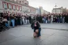 Miért mászkálnak négykézláb a gyerekek állatos maszkokban és kesztyűkben?