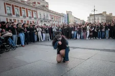 Miért mászkálnak négykézláb a gyerekek állatos maszkokban és kesztyűkben?