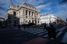Átvilágítja az Operaházat a kormány, Ókovács áll elébe és Puccinit ajánl