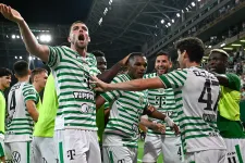 Egy órát emberhátrányban játszva jutott tovább a Fradi az El-ben, a Paks 2-2-vel esett ki