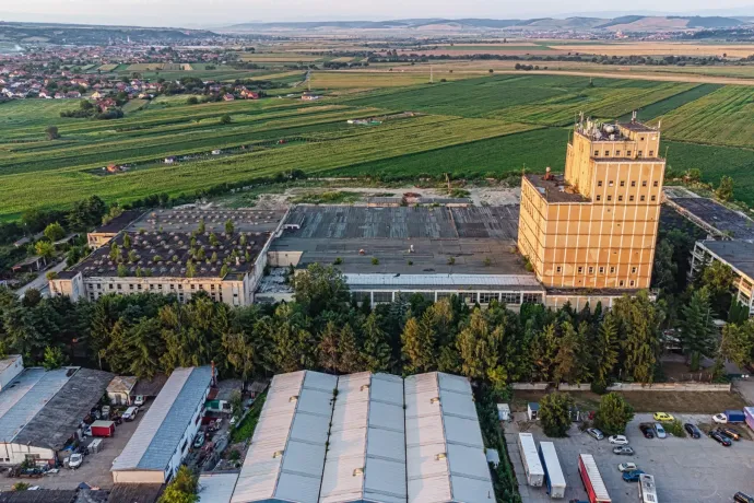 Elfogadták a marosvásárhelyi „fotógyár” területrendezési tervét, magyar állami támogatással épülne ide szálloda