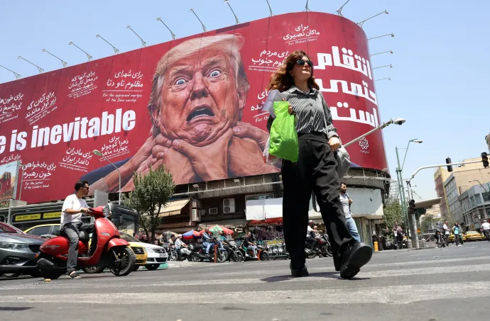 Donald Trump amerikai elnököt bosszúval fenyegető grafika és felirat egy épületmolinón Teheránban 2026. július 27-én – Fotó: Abedin Taherkenareh / EPA / MTI