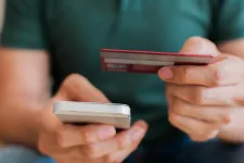 „Te nyomorék! Hát a banktól hívlak” – mondta a magát ügyintézőnek kiadó banki csaló, miután az áldozat akadékoskodni kezdett vele