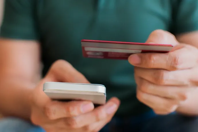 „Te nyomorék! Hát a banktól hívlak” – mondta a magát ügyintézőnek kiadó banki csaló, miután az áldozat akadékoskodni kezdett vele