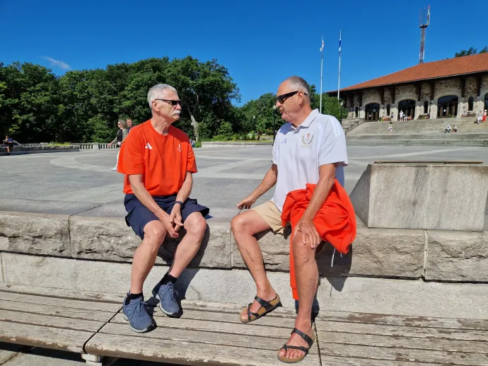 Cservenyák Tibor és Gerendás György beszélgetnek Montrealban – Fotó: Ághassi Attila 