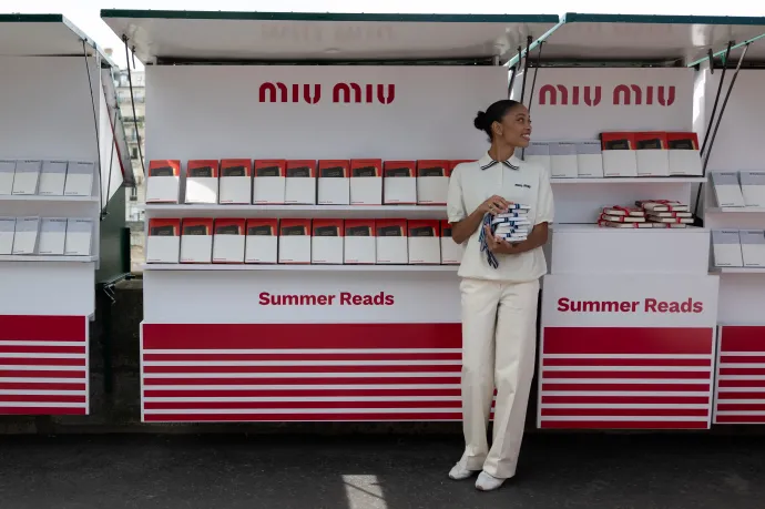 A Miu Miu „Summer Reads” azaz „Nyári olvasmányok" standja 2024. június 8-án Párizsban. A divatmárka a kampány keretein belül ingyenesen osztogatott könyveket a járókelőknek – Fotó: Edward Berthelot / Getty Images