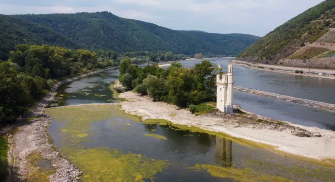 A Mäuseturm (Egértorony) elnevezésű középkori kőépítmény az alacsony vízállású Rajnán, a Rajna-vidék-Pfalz tartománybeli Bingennél 2026. július 30-án – Fotó: Bingen / EPA / MTI
