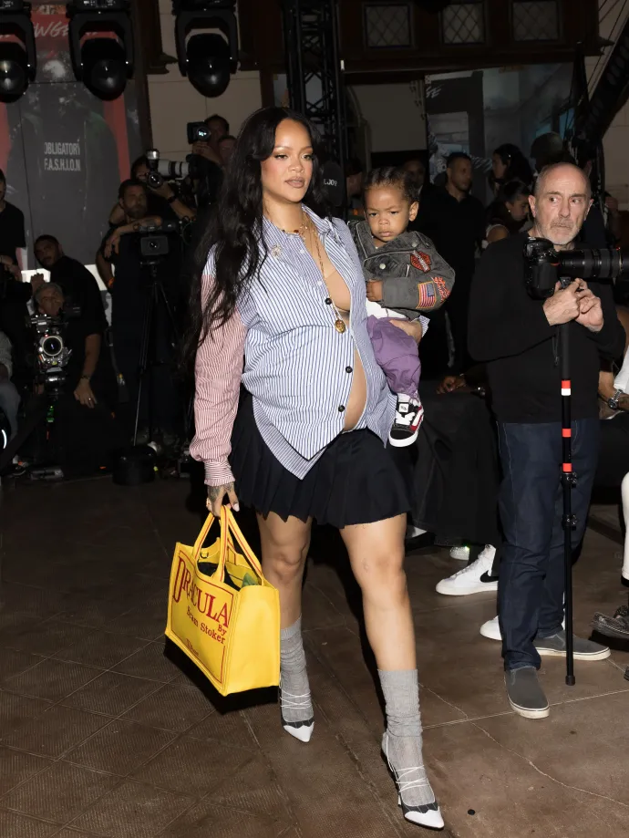 Rihanna a Dior könyvborító által ihletett tote táskájával a kezében az AWGE bemutatóján 2025. június 27-én Párizsban – Fotó: Arnold Jerocki / Getty Images