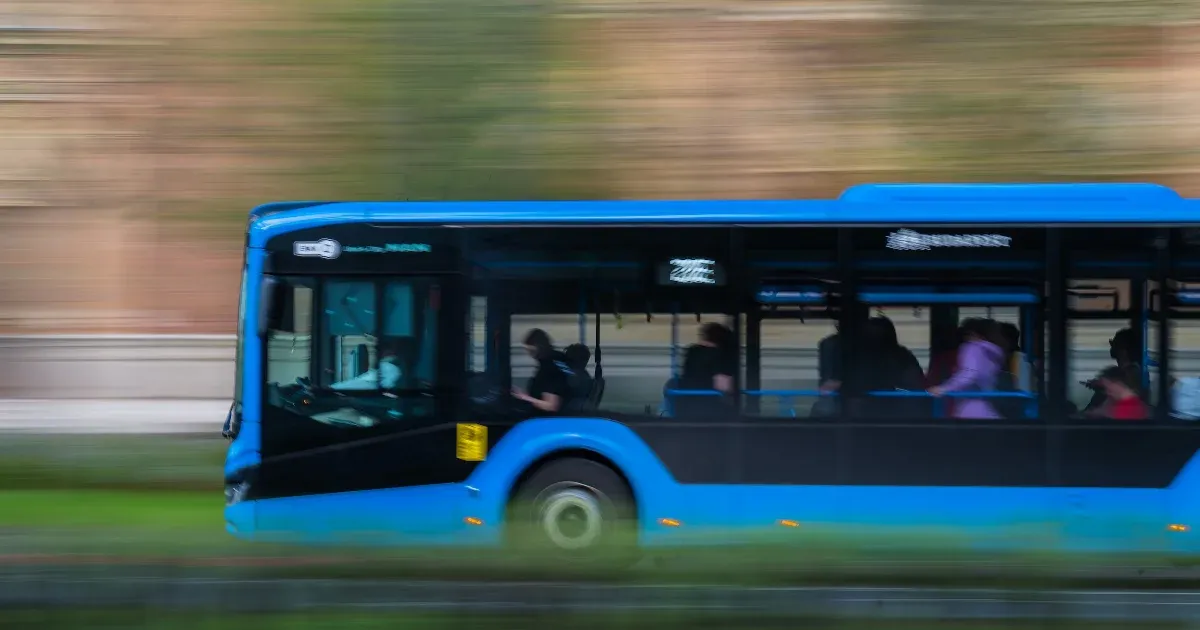 Támogatja a főváros, hogy a buszok és teherautók kanyarodási sebességét 10 km/h-ban korlátozzák