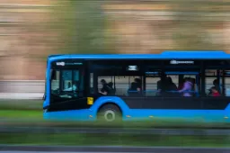 Támogatja a főváros, hogy a buszok és teherautók kanyarodási sebességét 10 km/h-ban korlátozzák