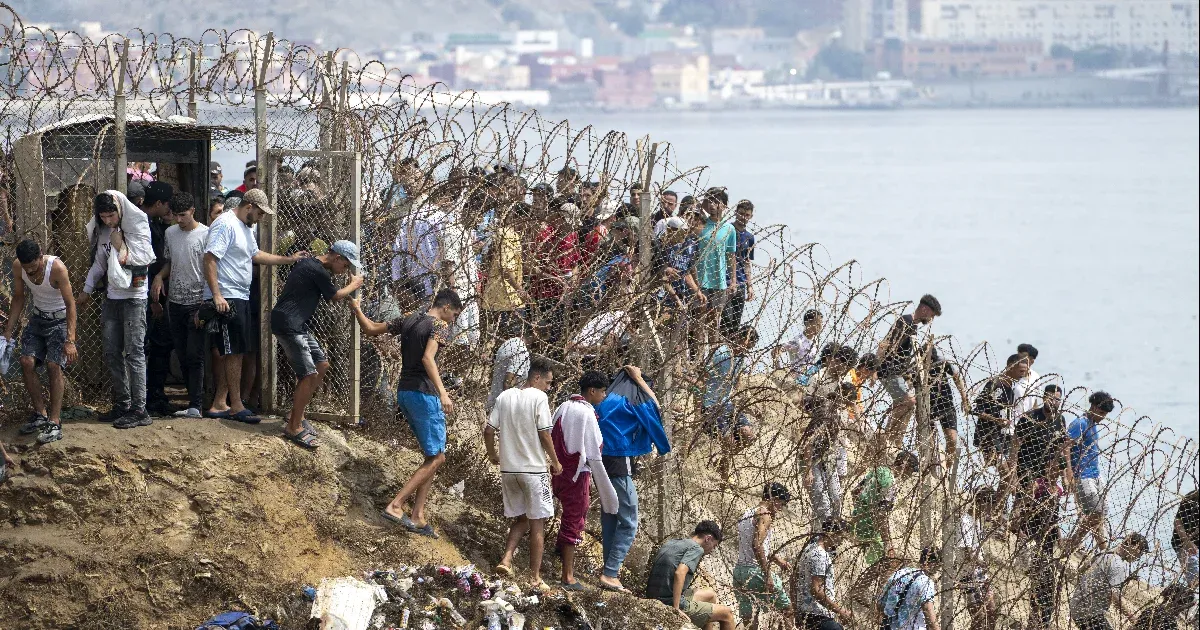 A Ceutát lerohanó több tízezer migráns többsége visszatért Marokkóba