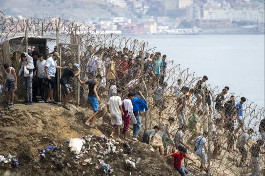 A Ceutát lerohanó több tízezer migráns többsége visszatért Marokkóba