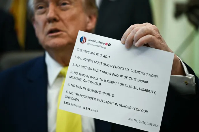 Donald Trump amerikai elnök egy kinyomtatott Truth Social-posztot mutogat 2026. június 4-én a Fehér Házban – Fotó: Brendan Smialowski / AFP