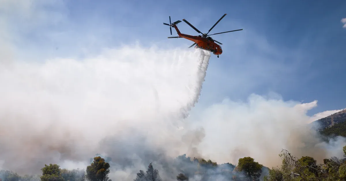 Görögországban még mindig terjednek az erdőtüzek, Athénnál két oltást végző helikopter összeütközött