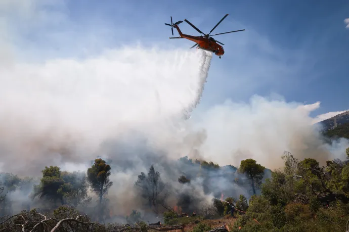 Görögországban még mindig terjednek az erdőtüzek, Athénnál két oltást végző helikopter összeütközött