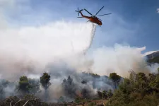 Görögországban még mindig terjednek az erdőtüzek, Athénnál két oltást végző helikopter összeütközött