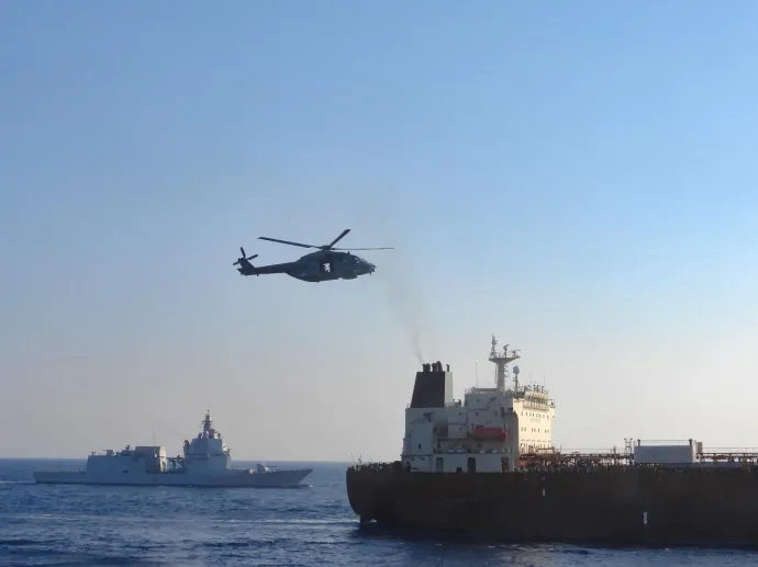 Egy olasz katonai helikopter repül a Toa Payoh olajszállító tartályhajó felett – Fotó: Olasz Védelmi minisztérium