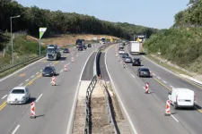 Hétfő reggel az M1-esen: egy Budapest felé tartó átterelt sávon volt baleset, de Hegyeshalom felé is gondot okozott