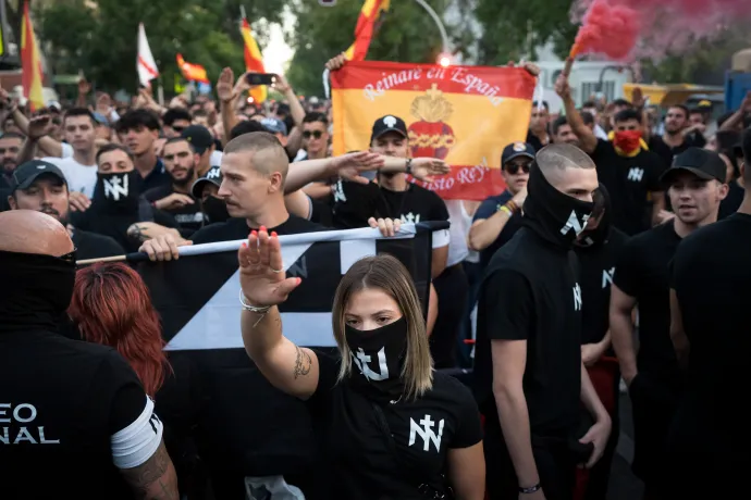 A Núcleo Nacional szélsőjobboldali szervezet tagjai a Marokkó spanyolországi nagykövetsége előtt rendezett tüntetésen, Madridban, 2026. július 31-én – Fotó: Diego Radames / Europa Press / Getty Images