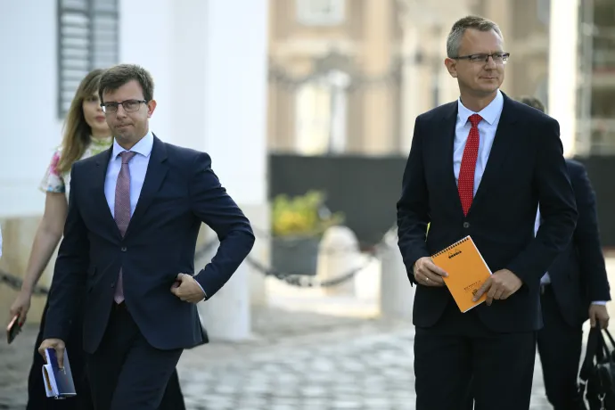 Bóka János, a Fidesz és Rétvári Bence, a KDNP frakcióvezetője érkezik a Sándor-palotába 2026. augusztus 3-án reggel – Fotó: Bodnár Boglárka / MTI