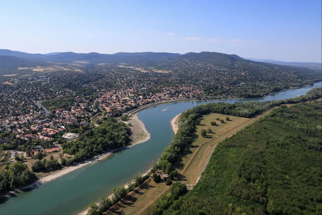 Légi felvételeken mutatjuk be, hogyan fest a rekordalacsony Duna madártávlatból