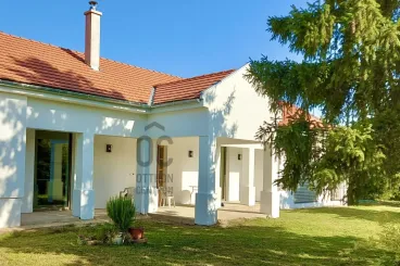 Mintha Toszkánában járnánk: 1,5 hektáros vízparti rezidencia a Holt-Tisza mellett