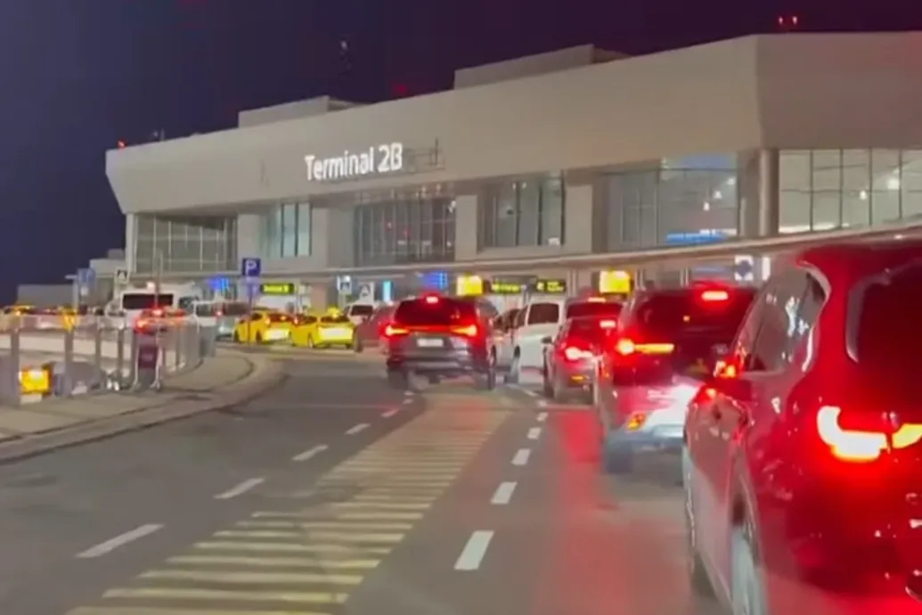 Torlódást okozott a reptéren a taxisokra kiszabott reptéri behajtási díj