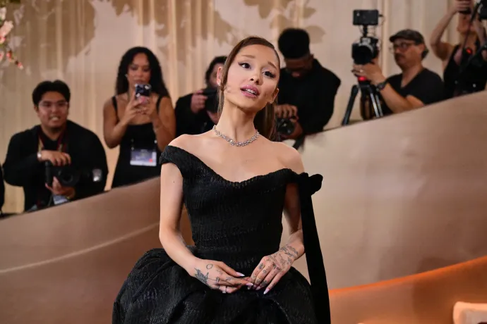 Ariana Grande a koncertjén mondta el, miért vonul vissza egy időre