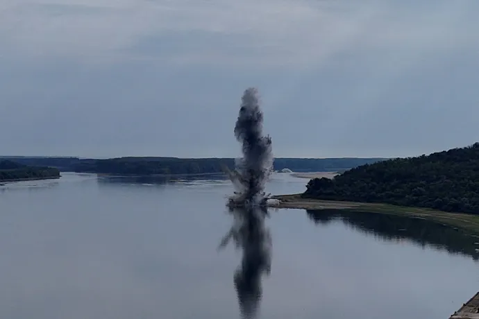 Robbantás a mederben a csernavodai atomerőmű közelében – Fotó: George Calin / Reuters