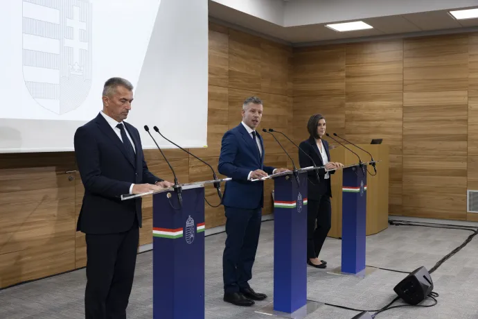 Nagy László műszaki vezérigazgató-helyettes, Magyar Péter miniszterelnök és Szondi Vanda kormányszóvivő sajtótájékoztatót tartott a paksi atomerőmű leállításáról, 2026. július 31-én – Fotó: Hevesi-Szabó Lujza / Telex