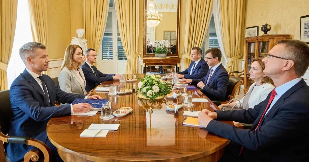 Válságkezelés a Kormányváltás Után: Fideszes Kommunikáció és Ellenzéki Kihívások Válságkezelés a Kormányváltás Után: Fideszes Kommunikáció és Ellenzéki Kihívások