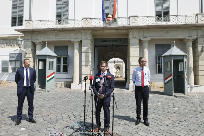 Toroczkai László, a Mi Hazánk, Bóka János, a Fidesz és Rétvári Bence, a KDNP frakcióvezetője nyilatkozik a sajtónak a Sándor-palotában tartott frakcióvezetői egyeztetés után, 2026. augusztus 3-án – Fotó: Kocsis Zoltán / MTI